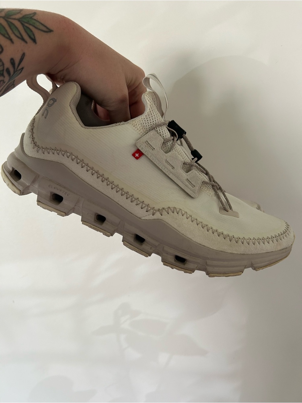ON Cloudaway outdoors trainers in ivory and pearl Womenโs 10